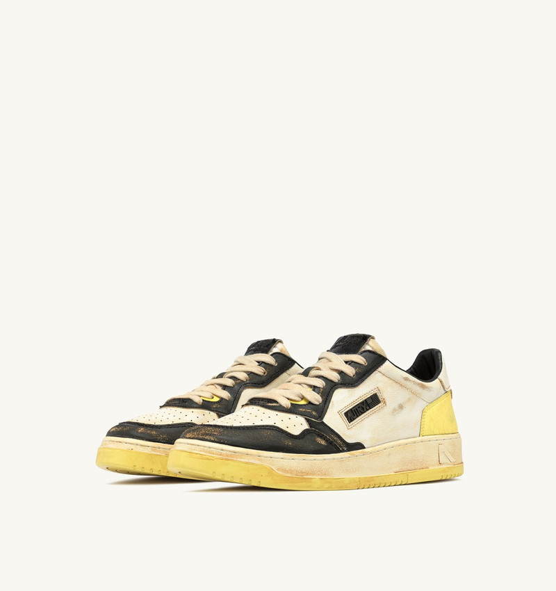 AUTRY MEDALIST LOW SUPER VINTAGE SNEAKERS IN BUTTERCUP AND BLACK LEATHER outlook