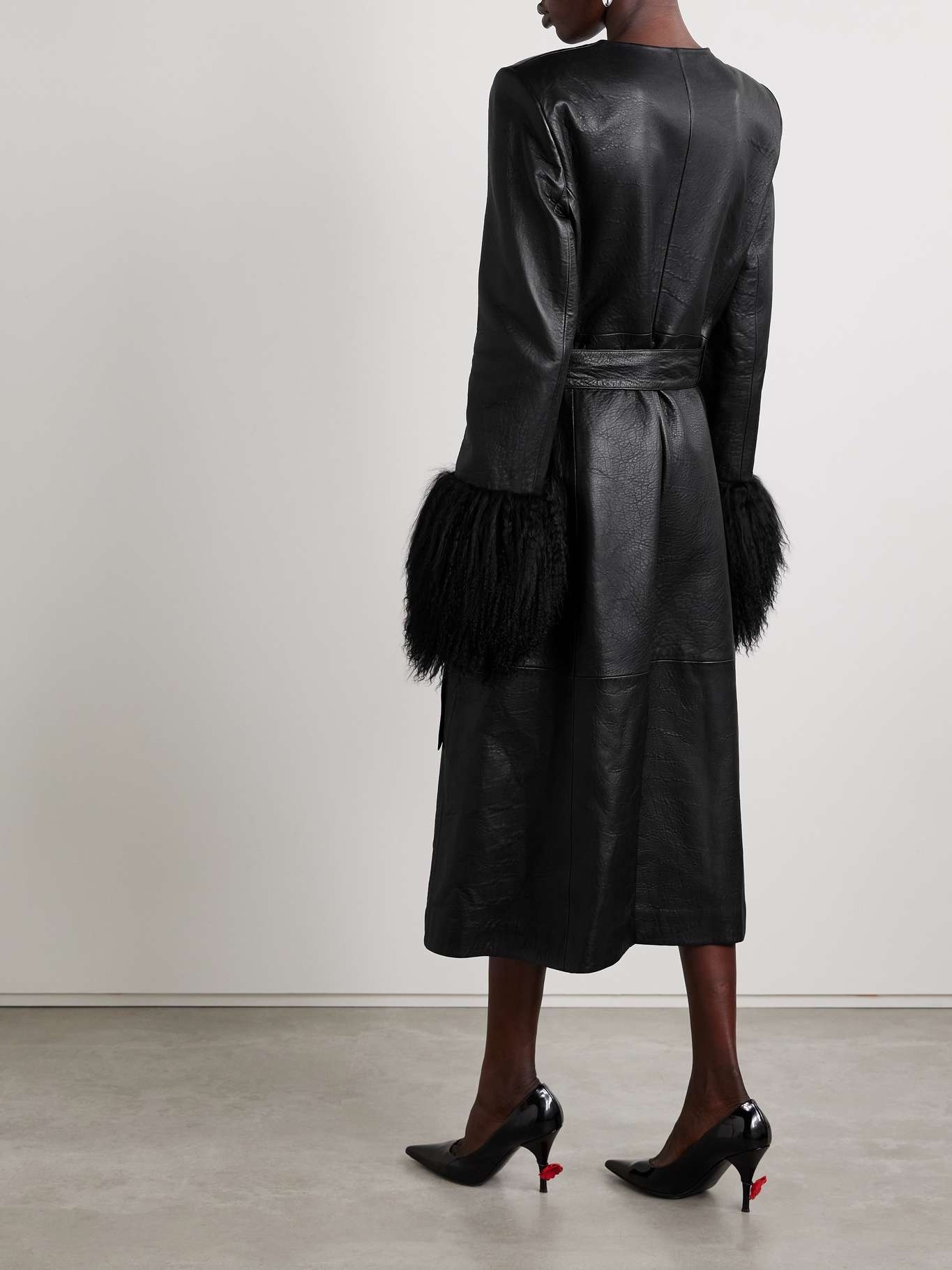 Belted faux fur-trimmed textured-leather coat - 3