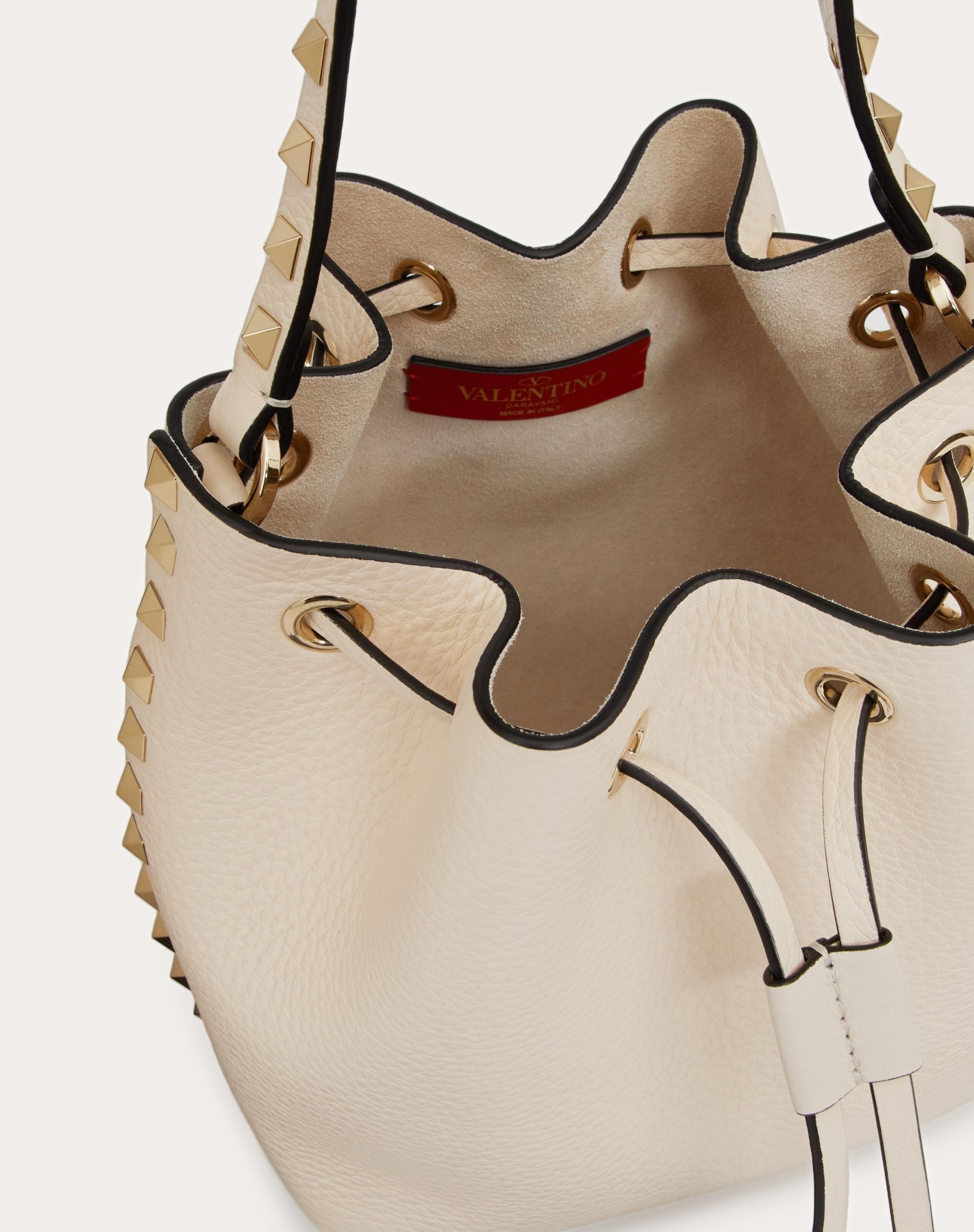 ROCKSTUD GRAINY CALFSKIN BUCKET BAG - 7