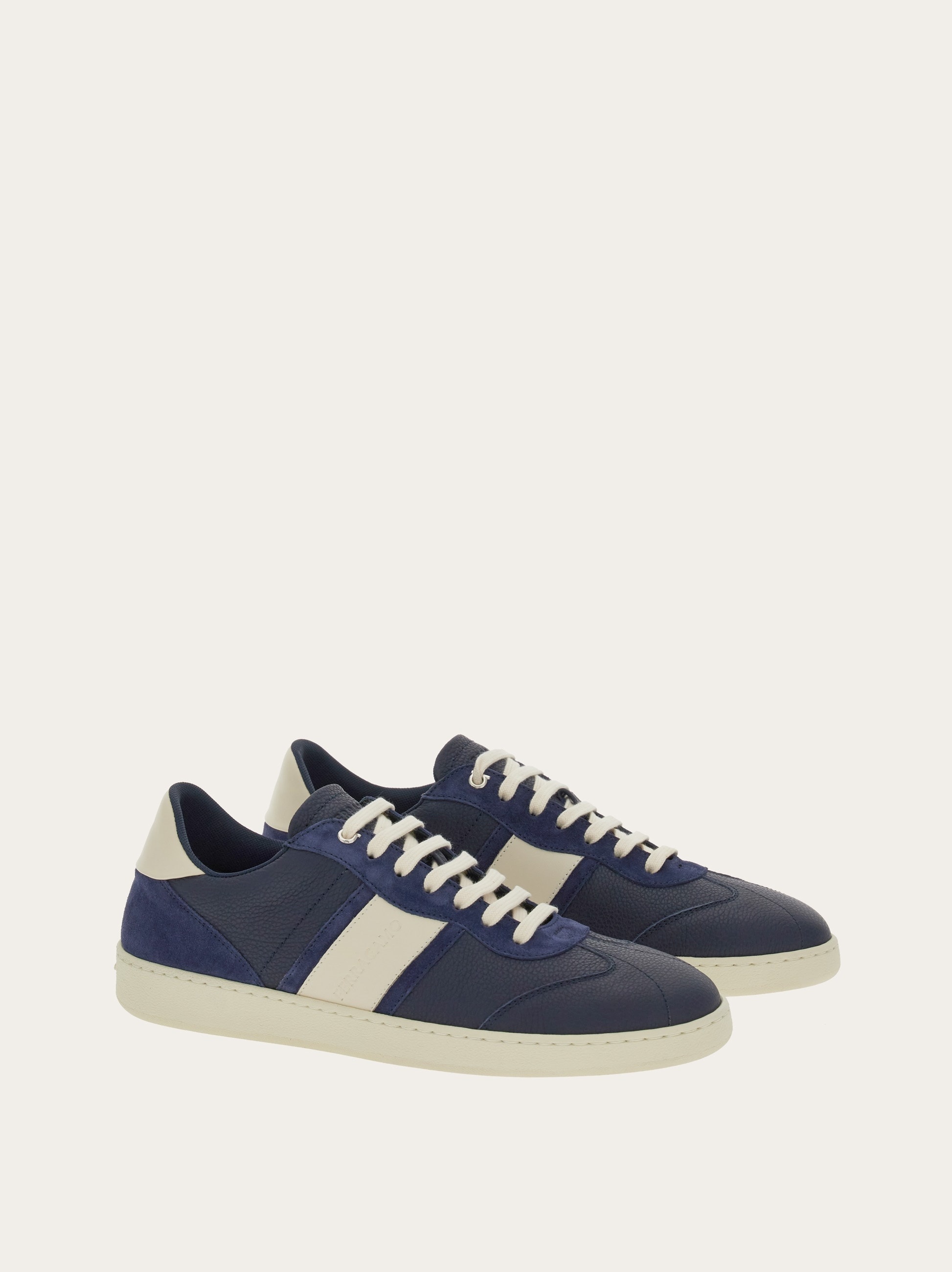 Low top sneaker with signature - 4