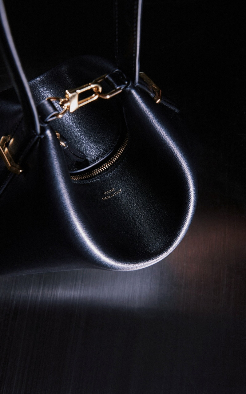 TOTEME Scoop Leather Wristlet black outlook