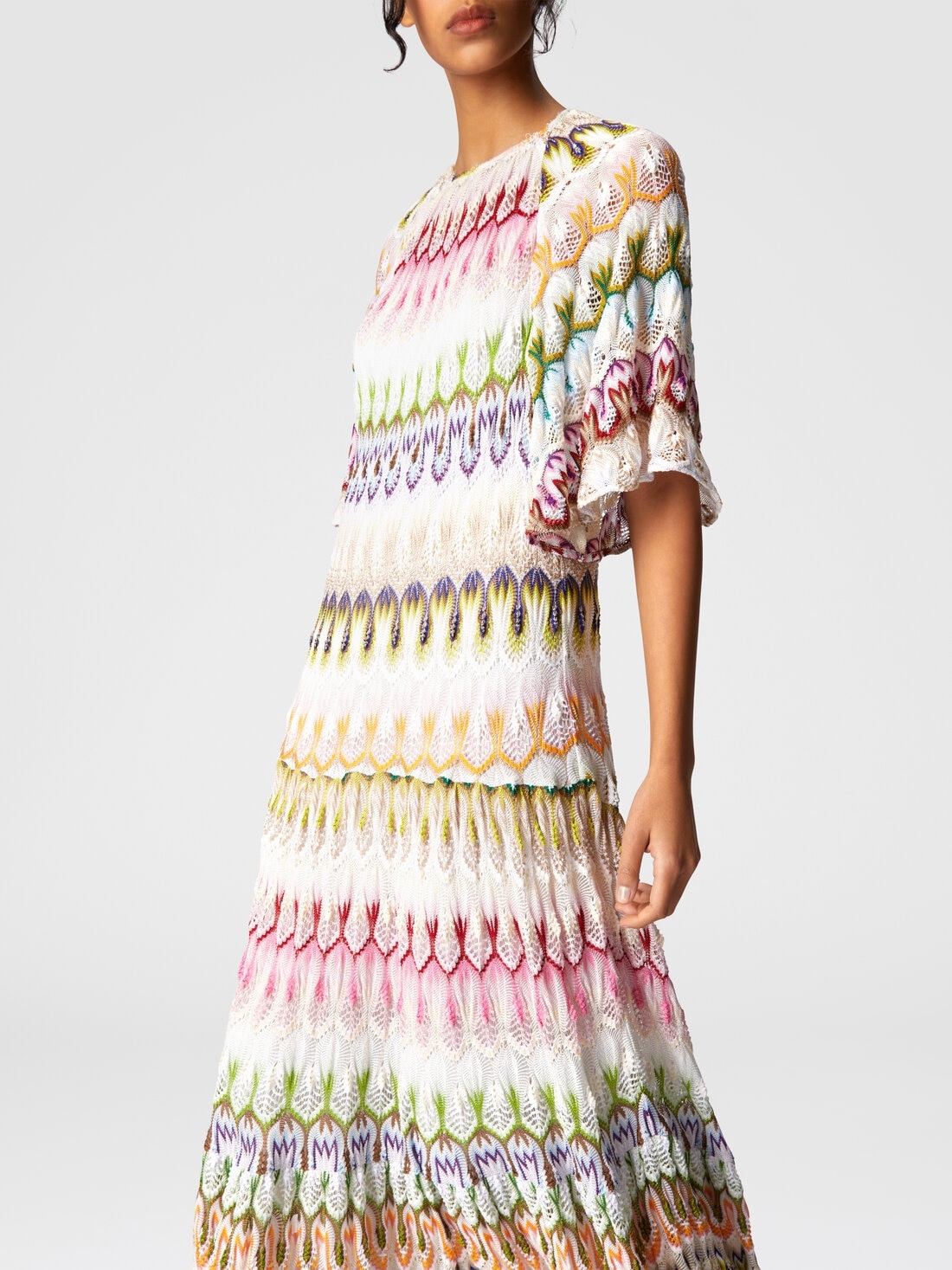 Short sleeve long dress with floral lace details - 5