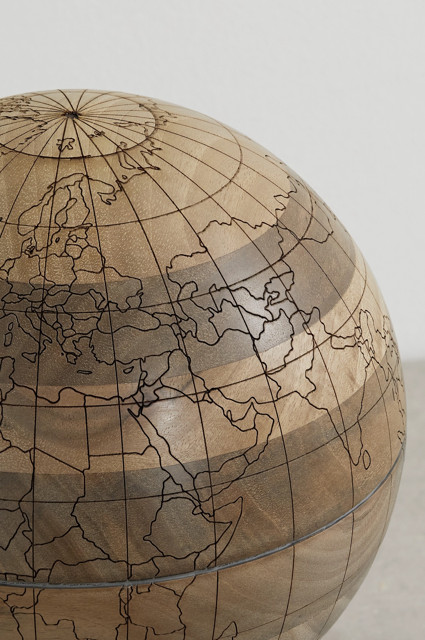 Walnut wood and KRION globe - 3