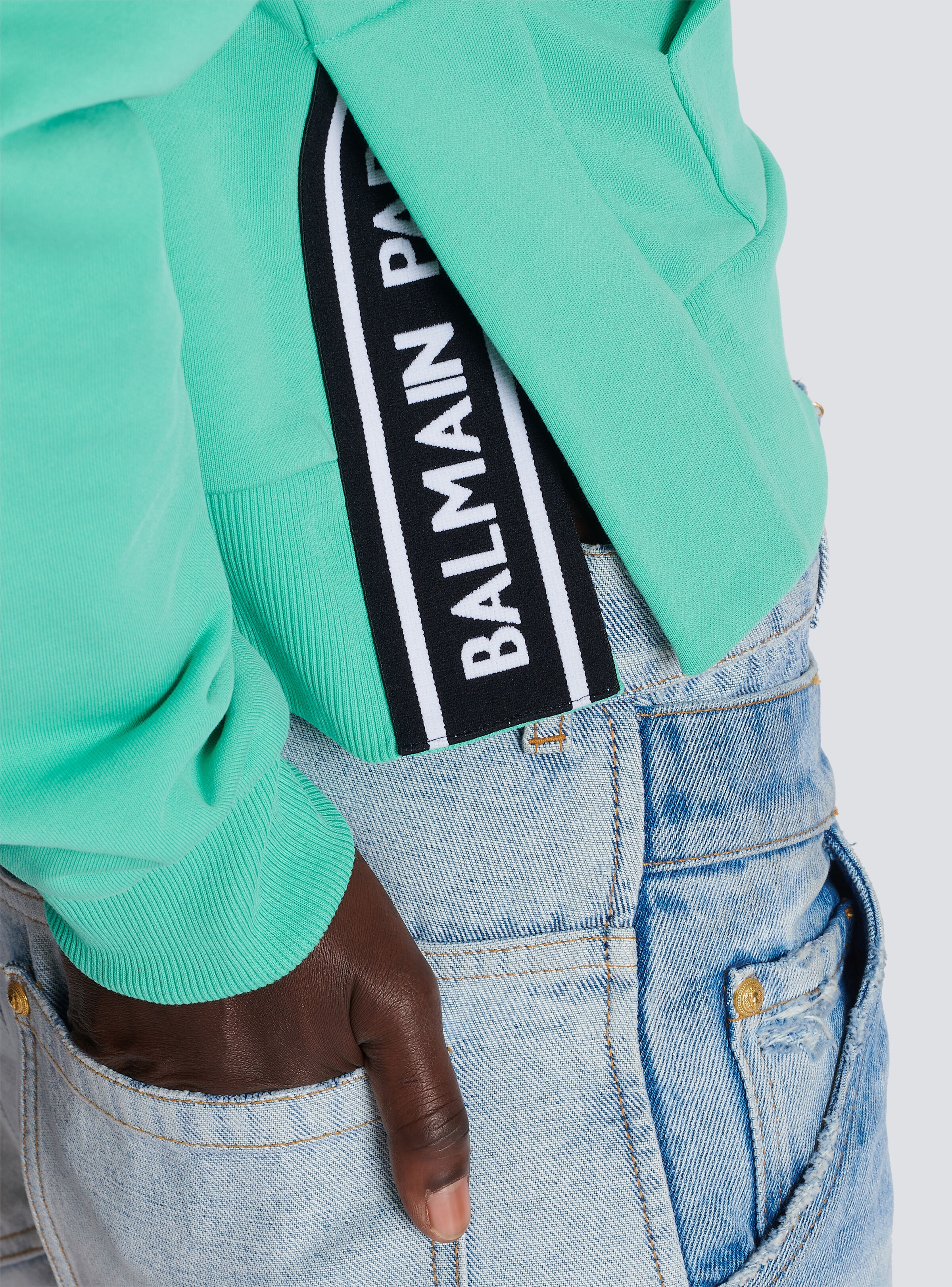 Cropped cotton sweatshirt with flocked Balmain logo - 7