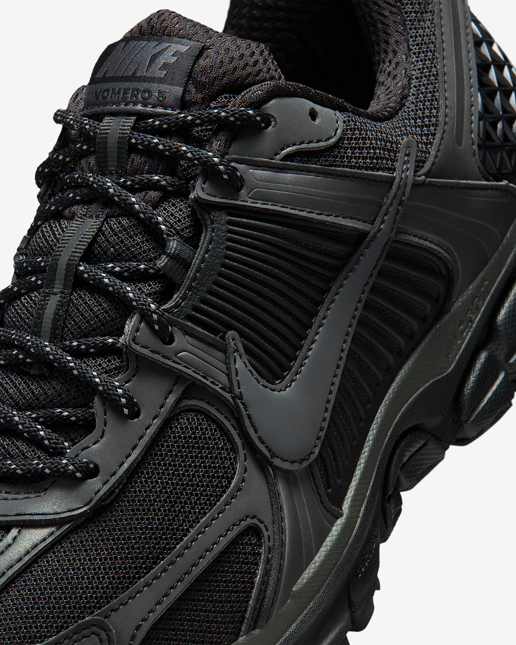Nike Zoom Vomero 5 SE Men's Shoes with Reflective Accents - 7