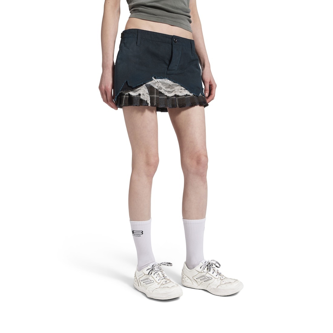 Women's Hamptons Medium Worn-out Sneaker in White - 9
