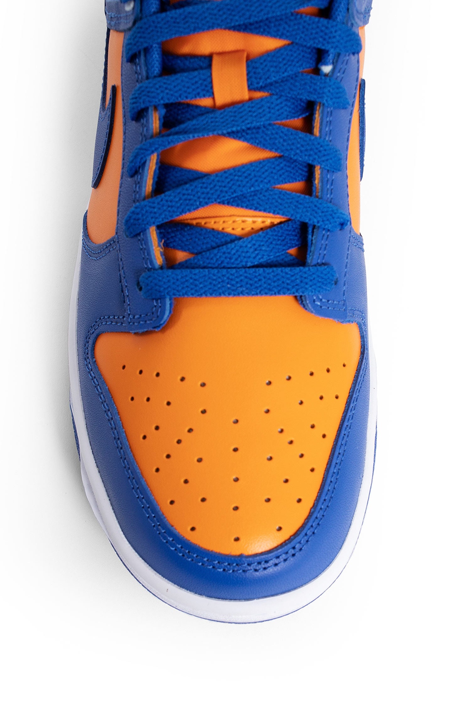 Dunk-Low-Retro-Knicks-Sneakers - 5