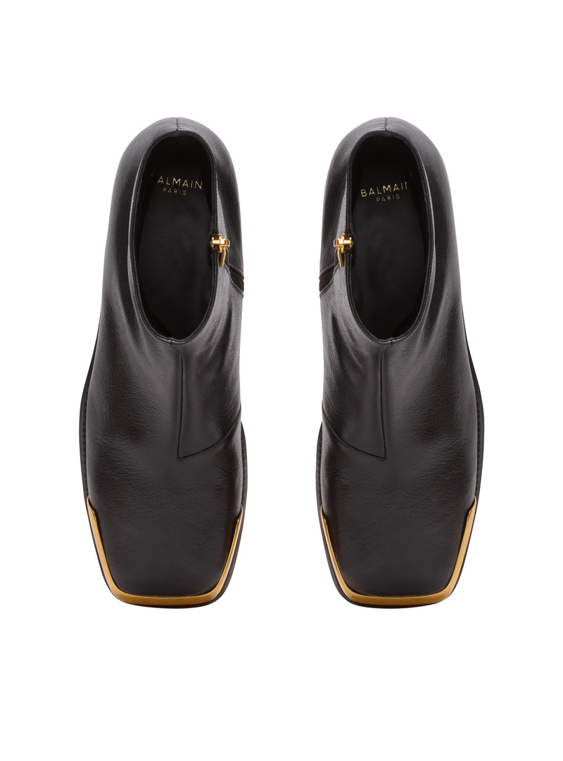 Square-toe boots in textured leather 3
