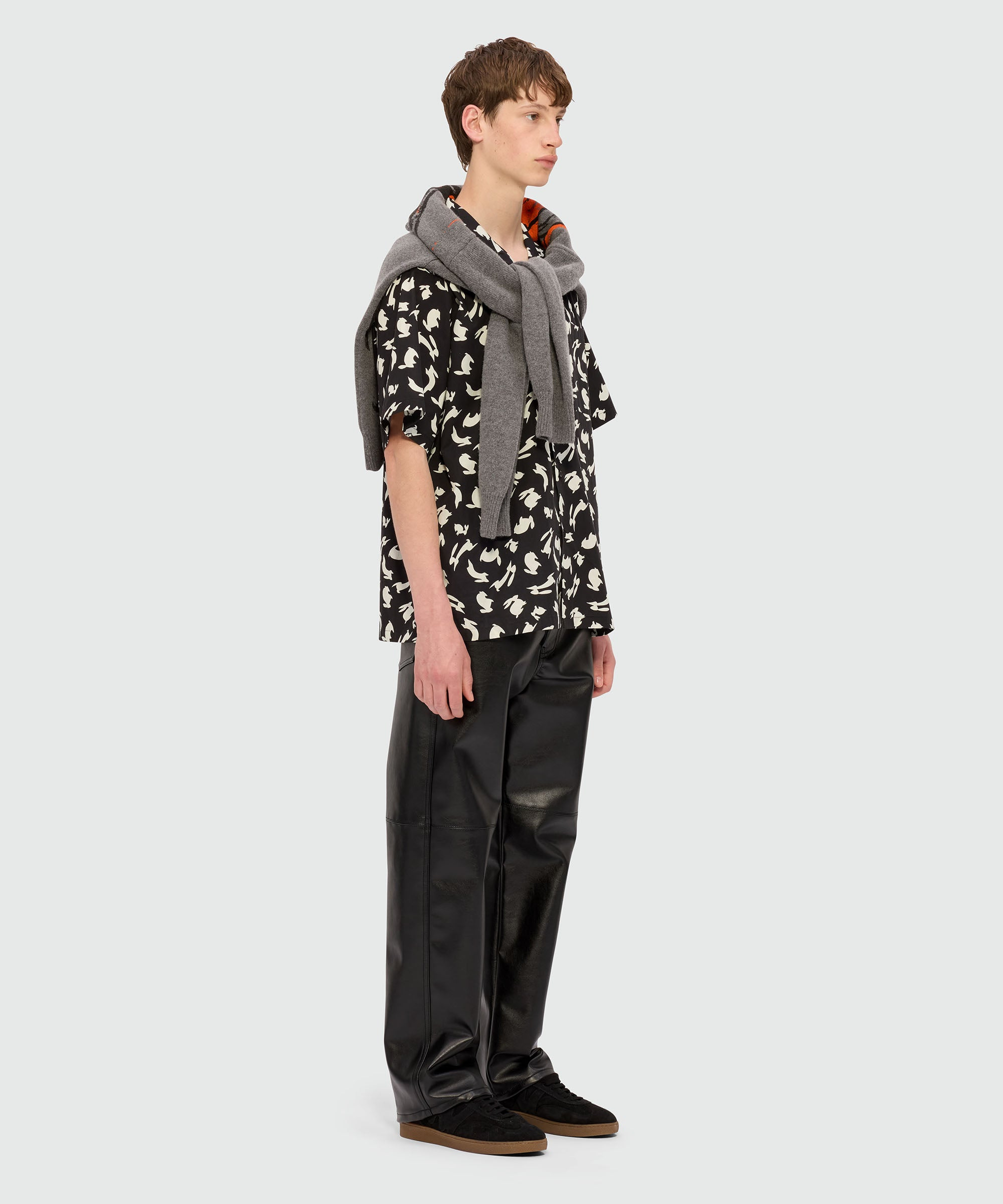 Black poplin bowling shirt with "Follow the Rabbit®" print - 4