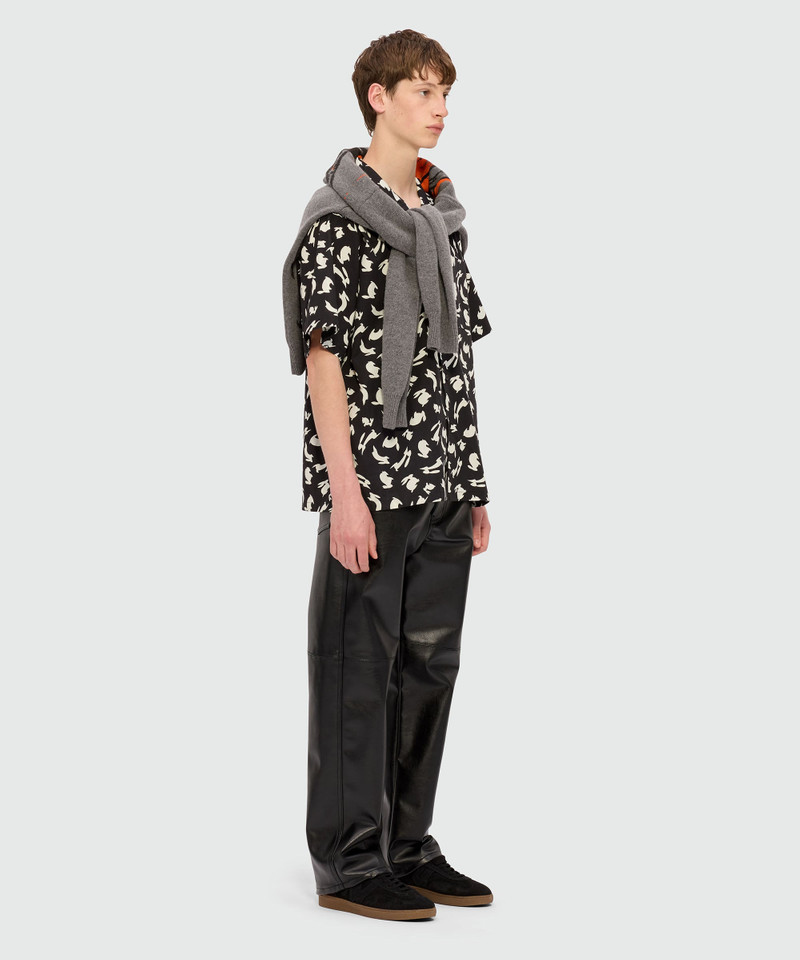 Black poplin bowling shirt with "Follow the Rabbit®" print 4
