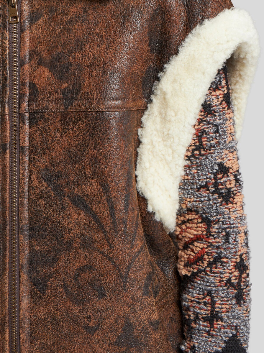 SLEEVELESS JACKET IN PRINTED SHEARLING - 2