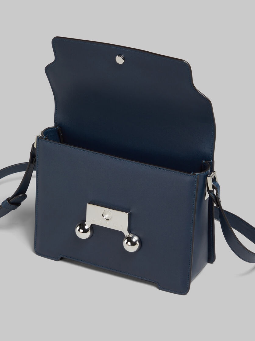 DEEP BLUE LEATHER TRUNKAROO MEDIUM SHOULDER BAG - 4