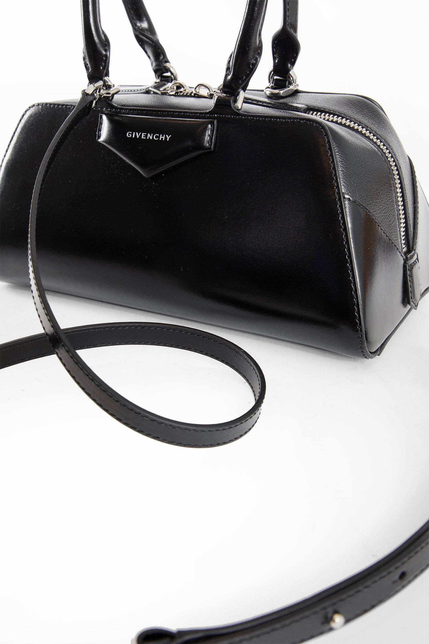 Small-Antigona-East-West-Bag-In-Box-Leather - 4