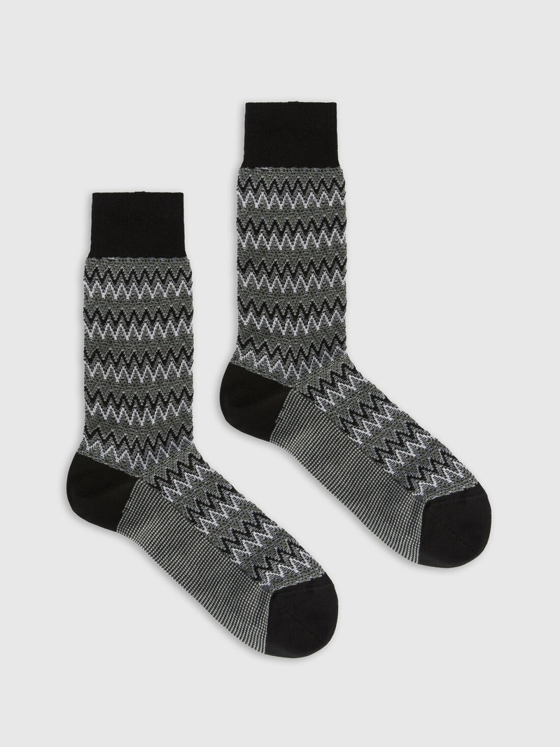 Short socks in cotton blend with zig-zag pattern. 1