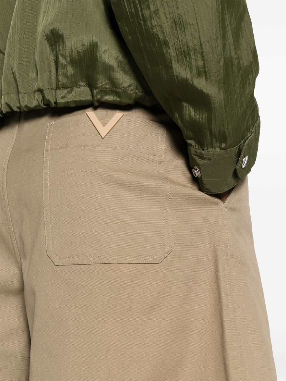 V logo-plaque cotton shorts - 5