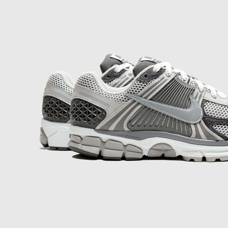 NIKE ZOOM VOMERO 5 PRM "LIGHT IRON ORE" - 5