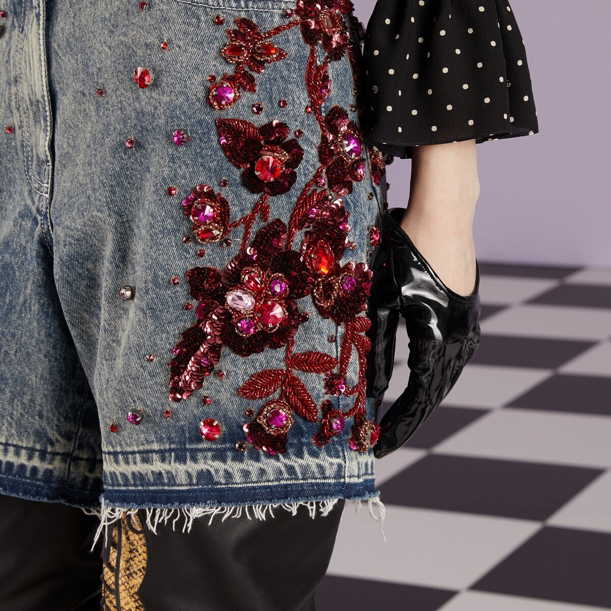 Denim shorts with floral embroidery - 3