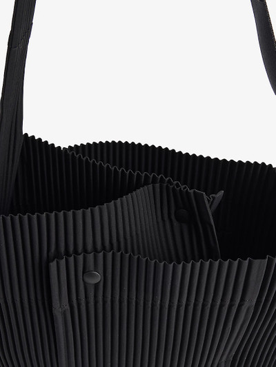 ISSEY MIYAKE Utility pleated woven shoulder bag outlook