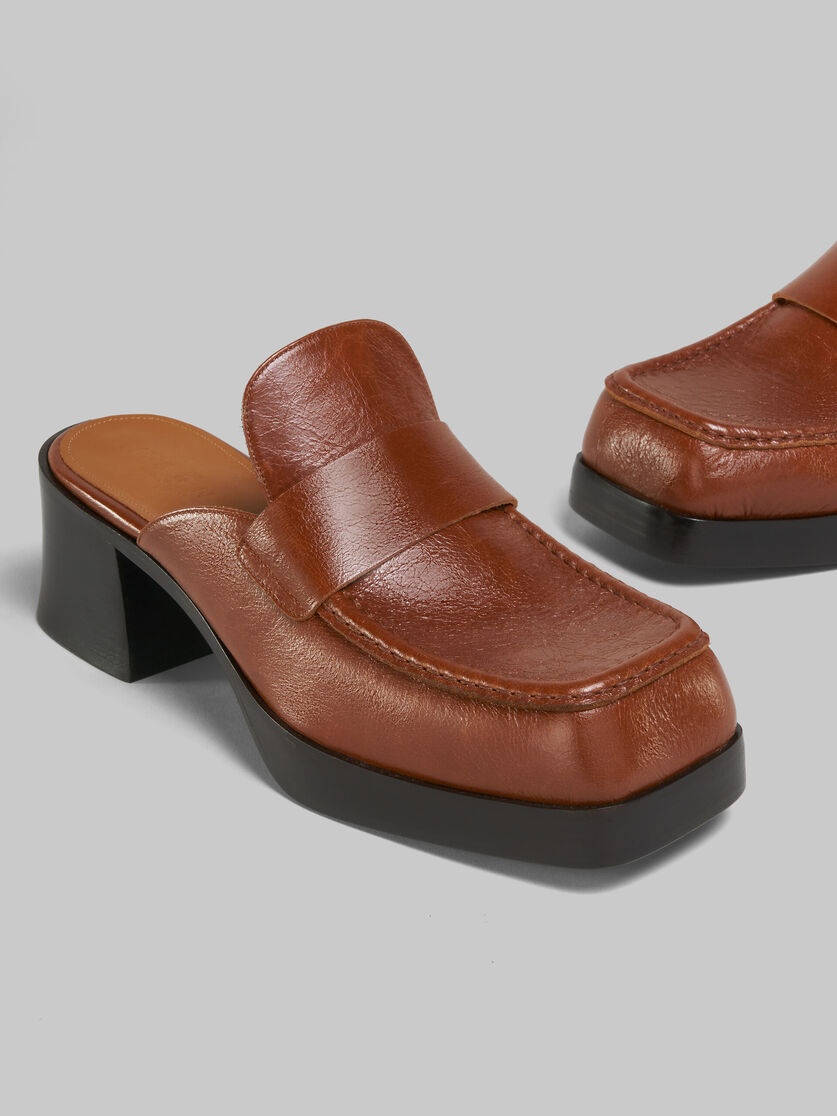 BROWN LEATHER HEELED MULE - 5