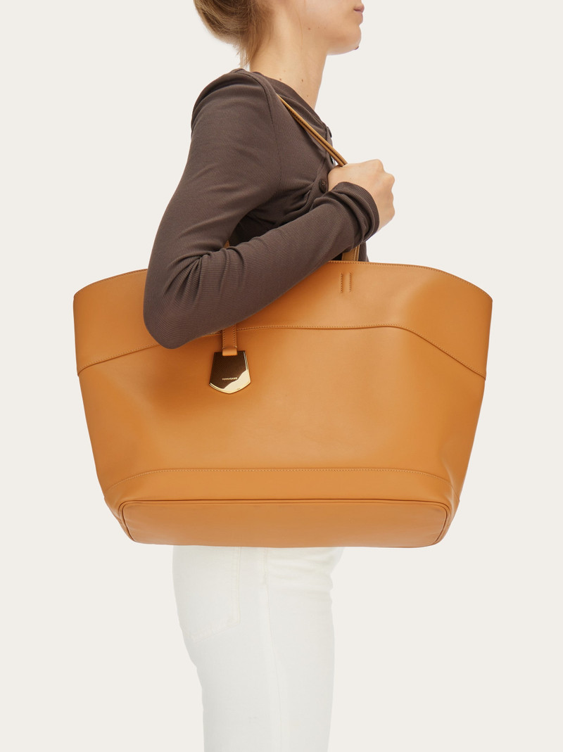 FERRAGAMO Charming tote bag (M) outlook