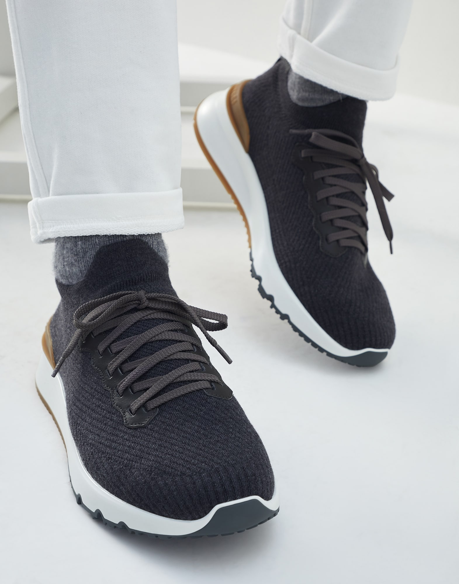 Wool knit and semi-polished calfskin runners with warm inner lining - 4