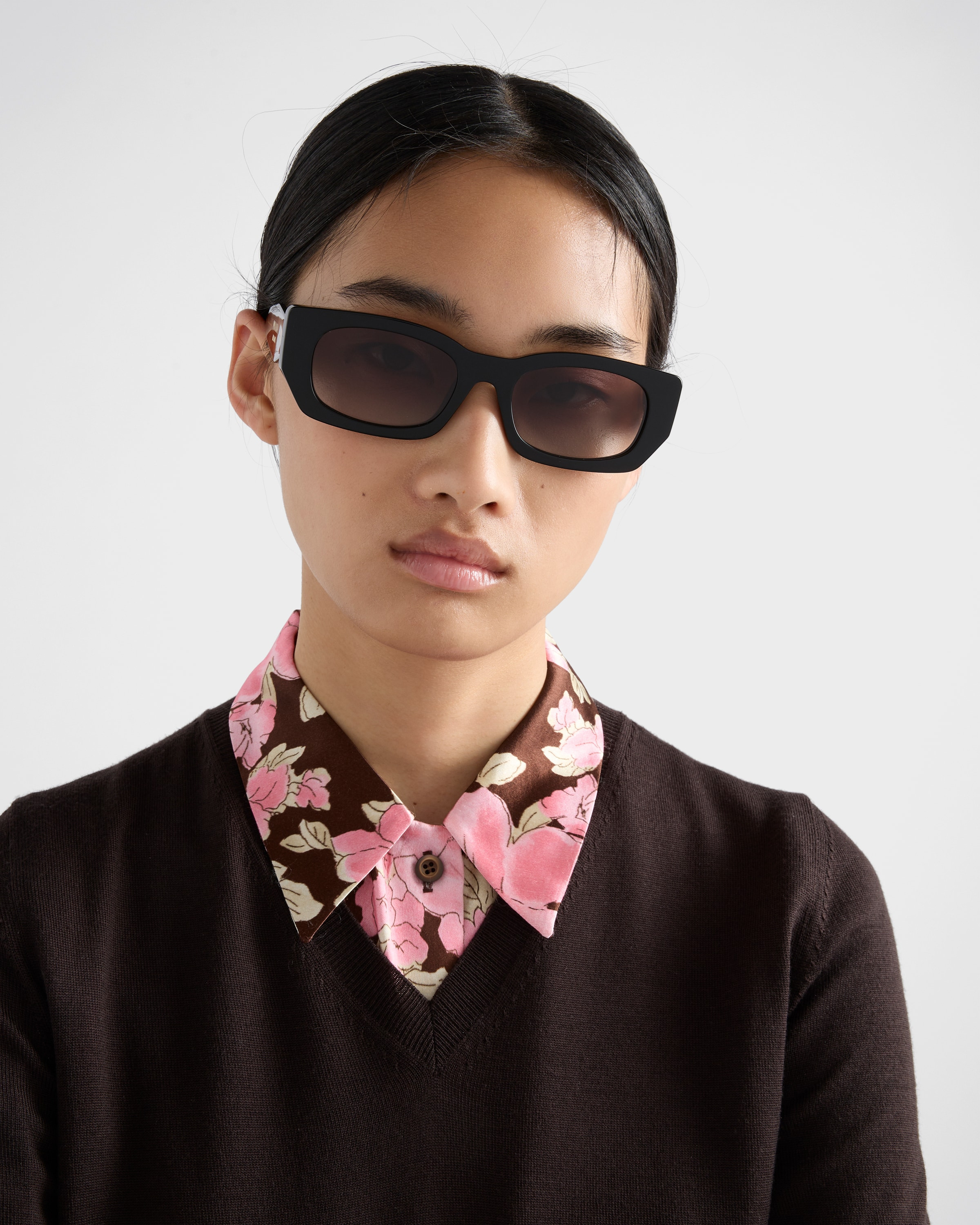Sunglasses with the Prada logo - 6