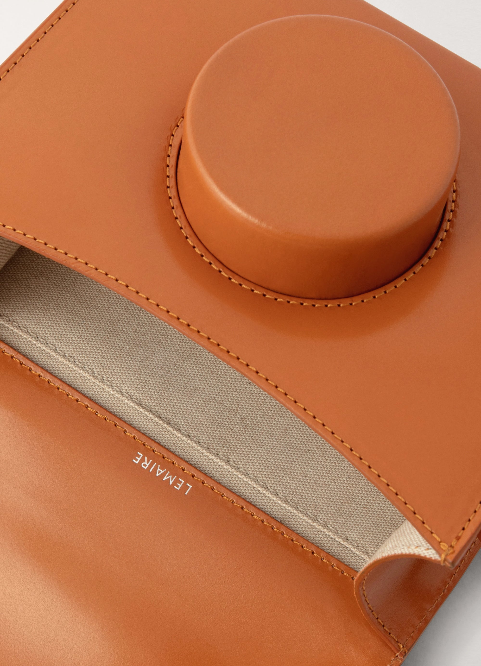 CAMERA BAG
VEGETABLE-TANNED LEATHER - 4