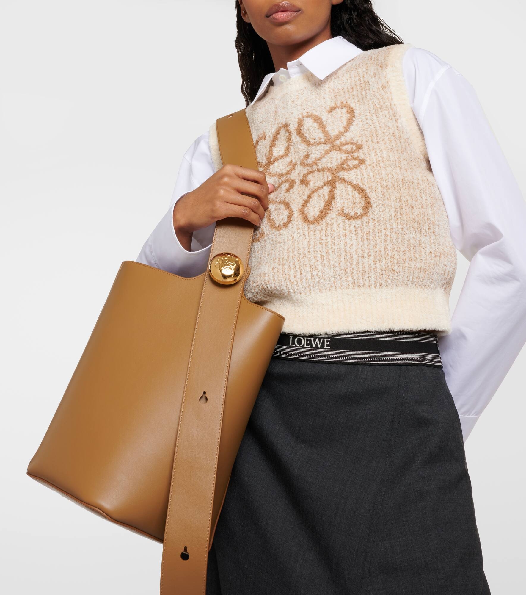 Pebble Medium leather bucket bag - 2