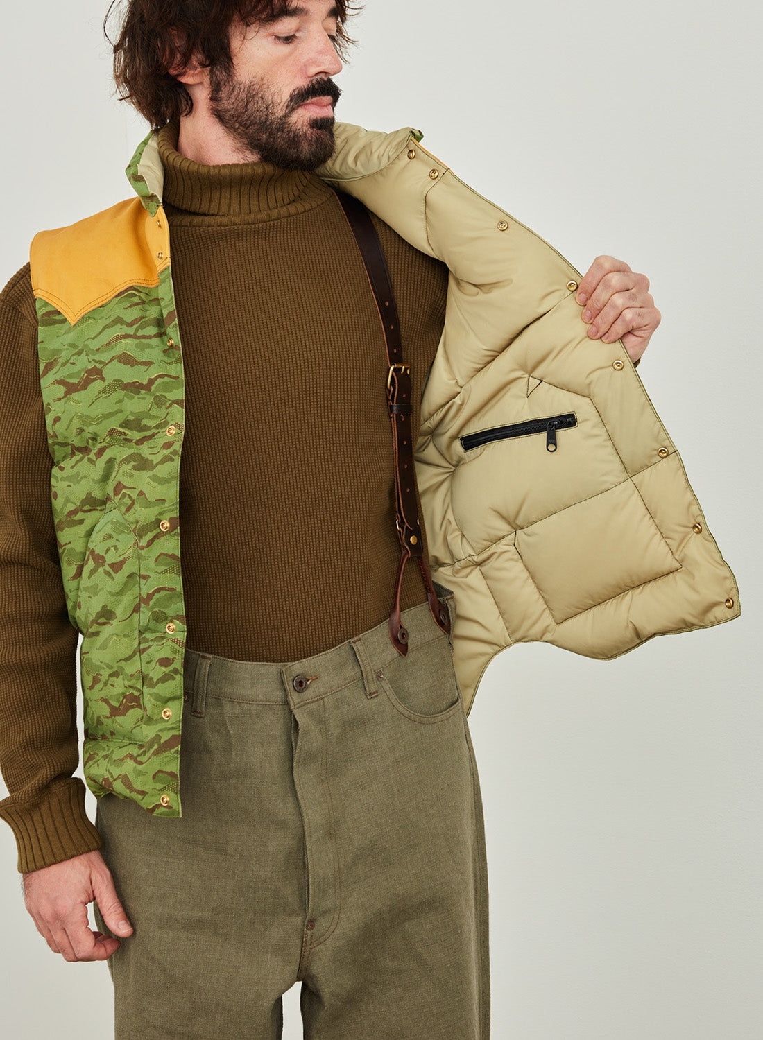Rocky Mountain Featherbed x Nigel Cabourn Down Vest Mountain Camo in Green - 4