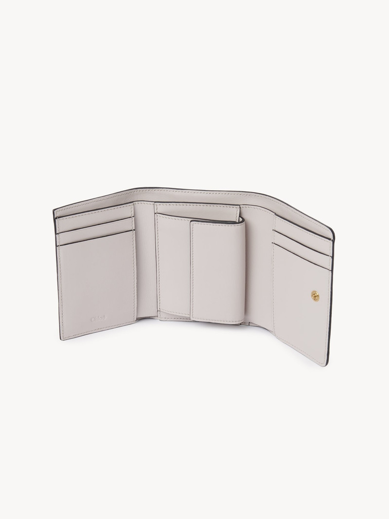 Chloé SMALL CHLOÉ ICONIC TRI-FOLD WITH COIN POCKET IN GRAINED LEATHER outlook