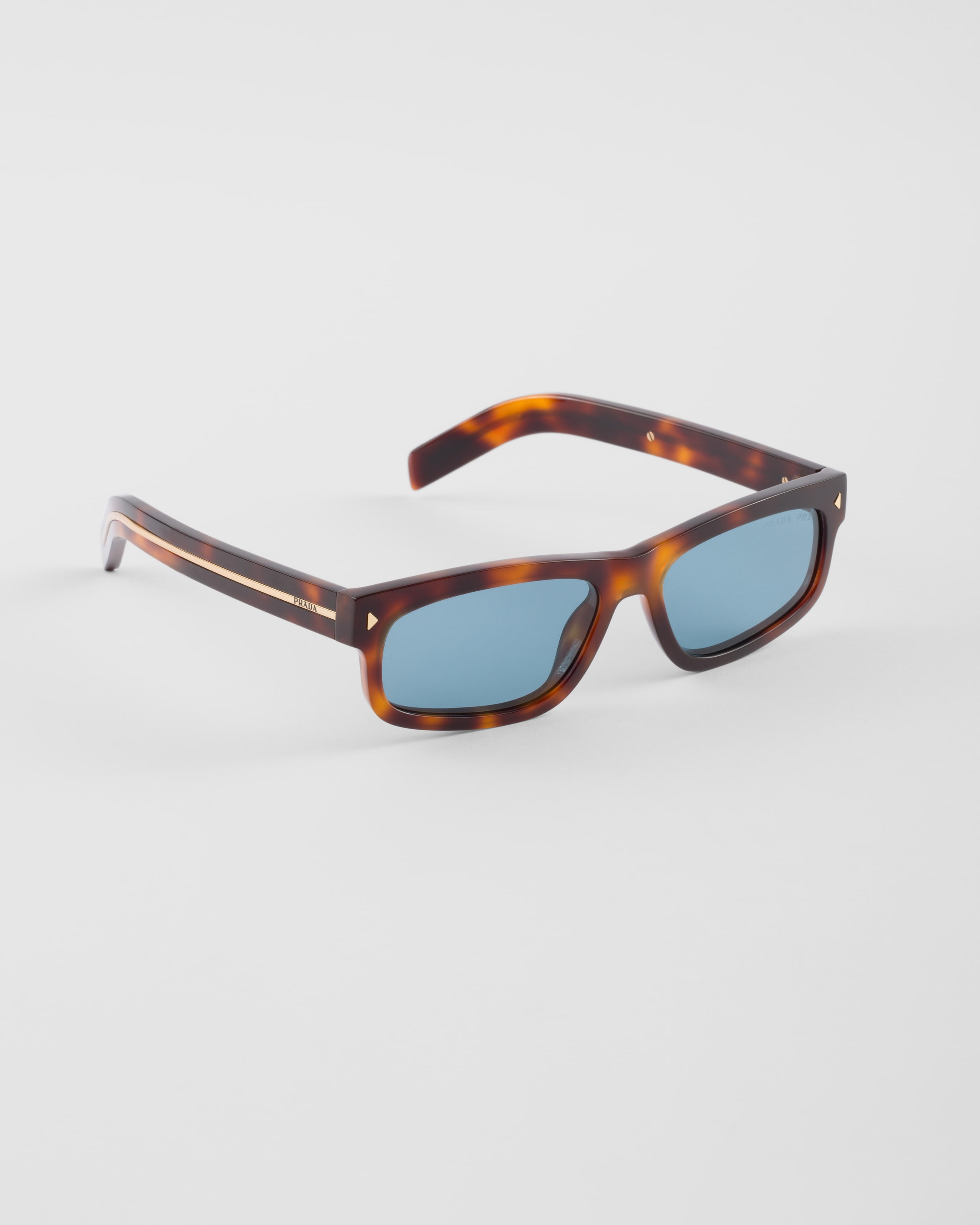 Sunglasses with the iconic metal plaque - 3