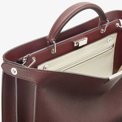 FENDI Medium iconic Peekaboo ISeeU bag, made of burgundy Cuoio Romano leather. The interior is organized i outlook