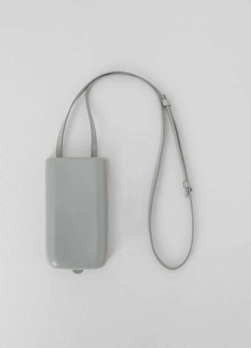 MOLDED PHONE HOLDER
VEGETABLE-TANNED LEATHER 1