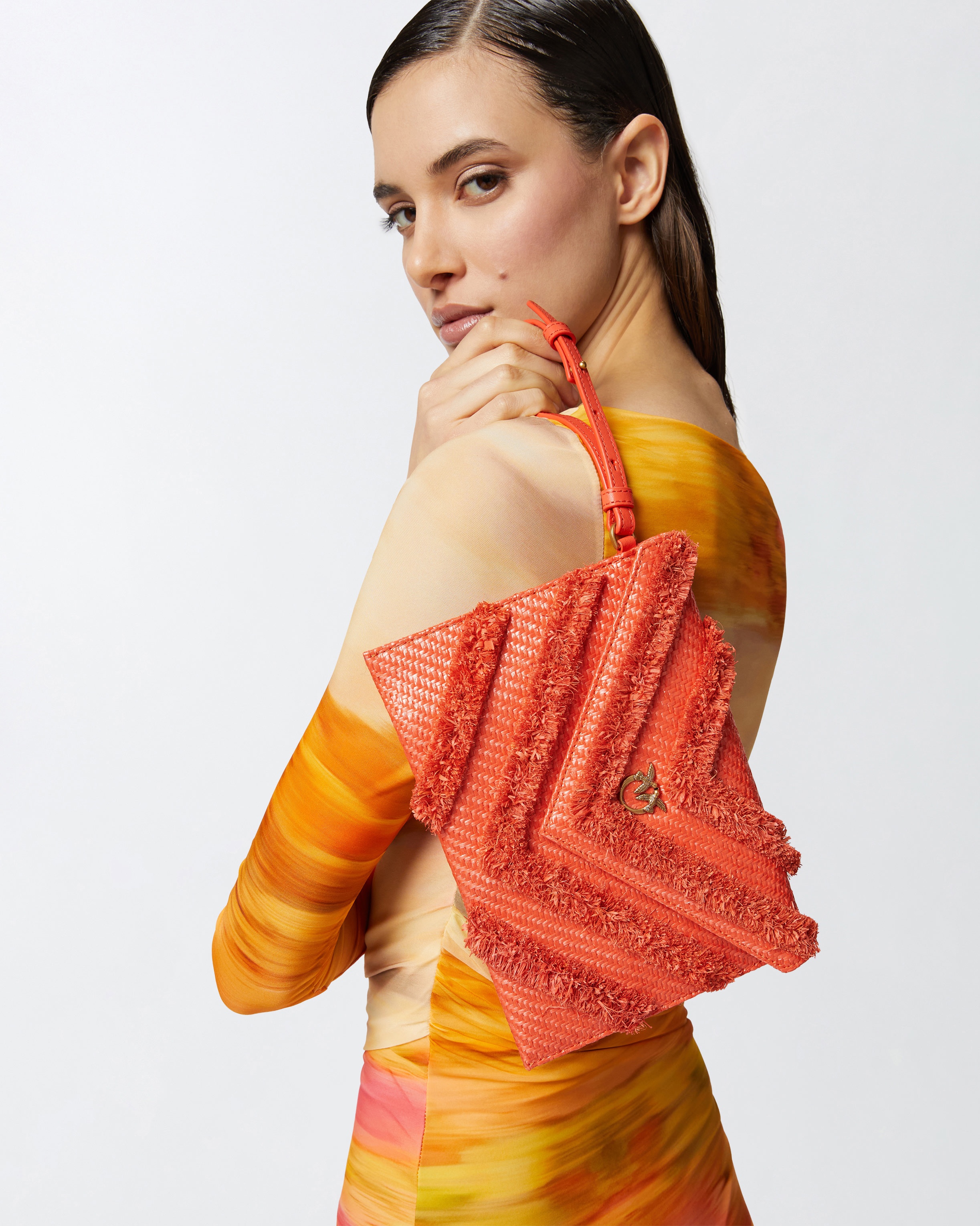 FLAT CLUTCH BAG IN FRINGED CHEVRON RAFFIA - 5