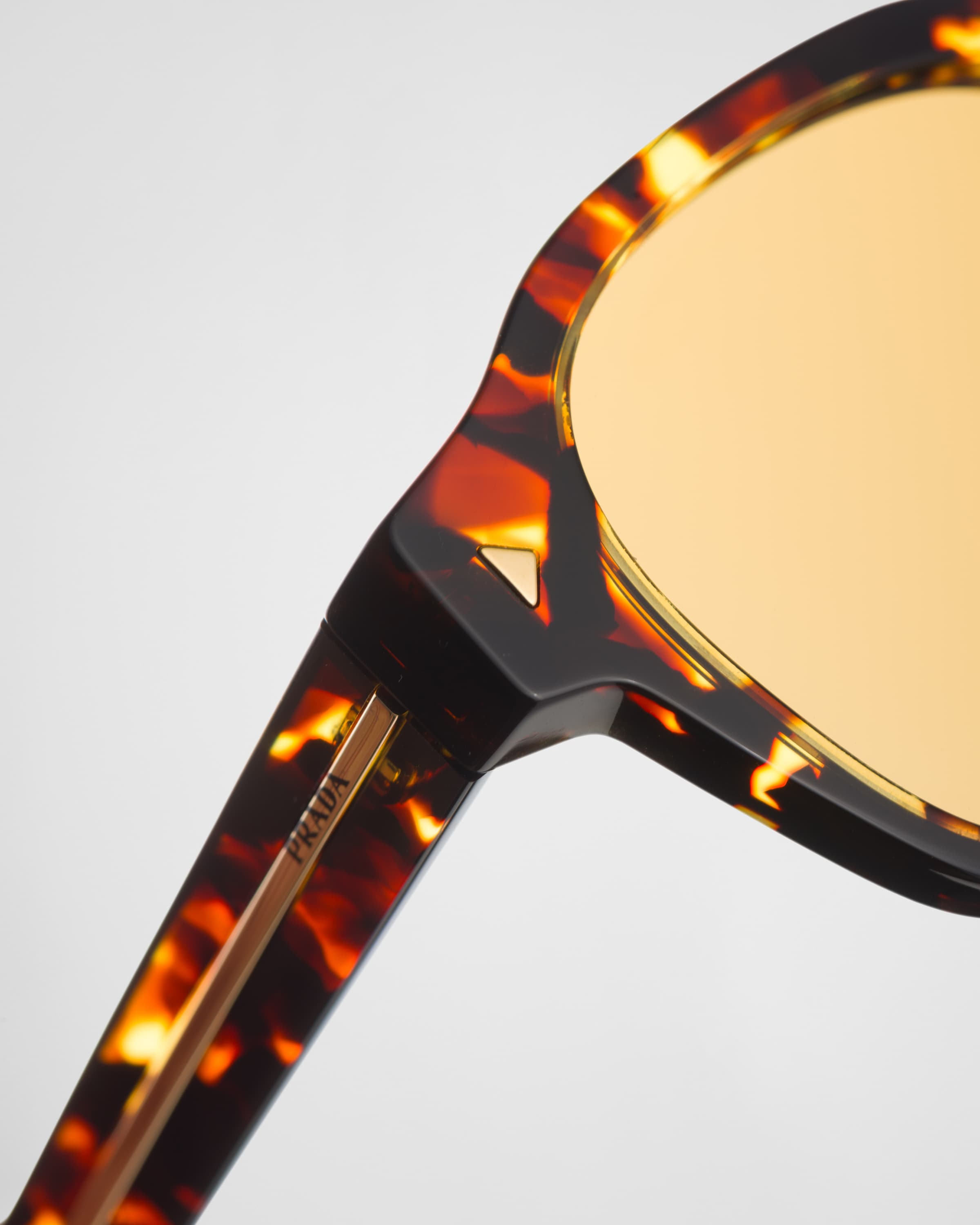 Sunglasses with iconic metal plaque - 5