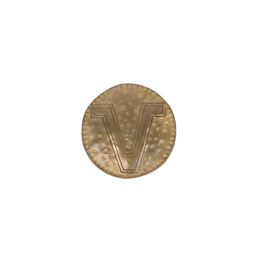 V BADGE 80MM BRASS - 1