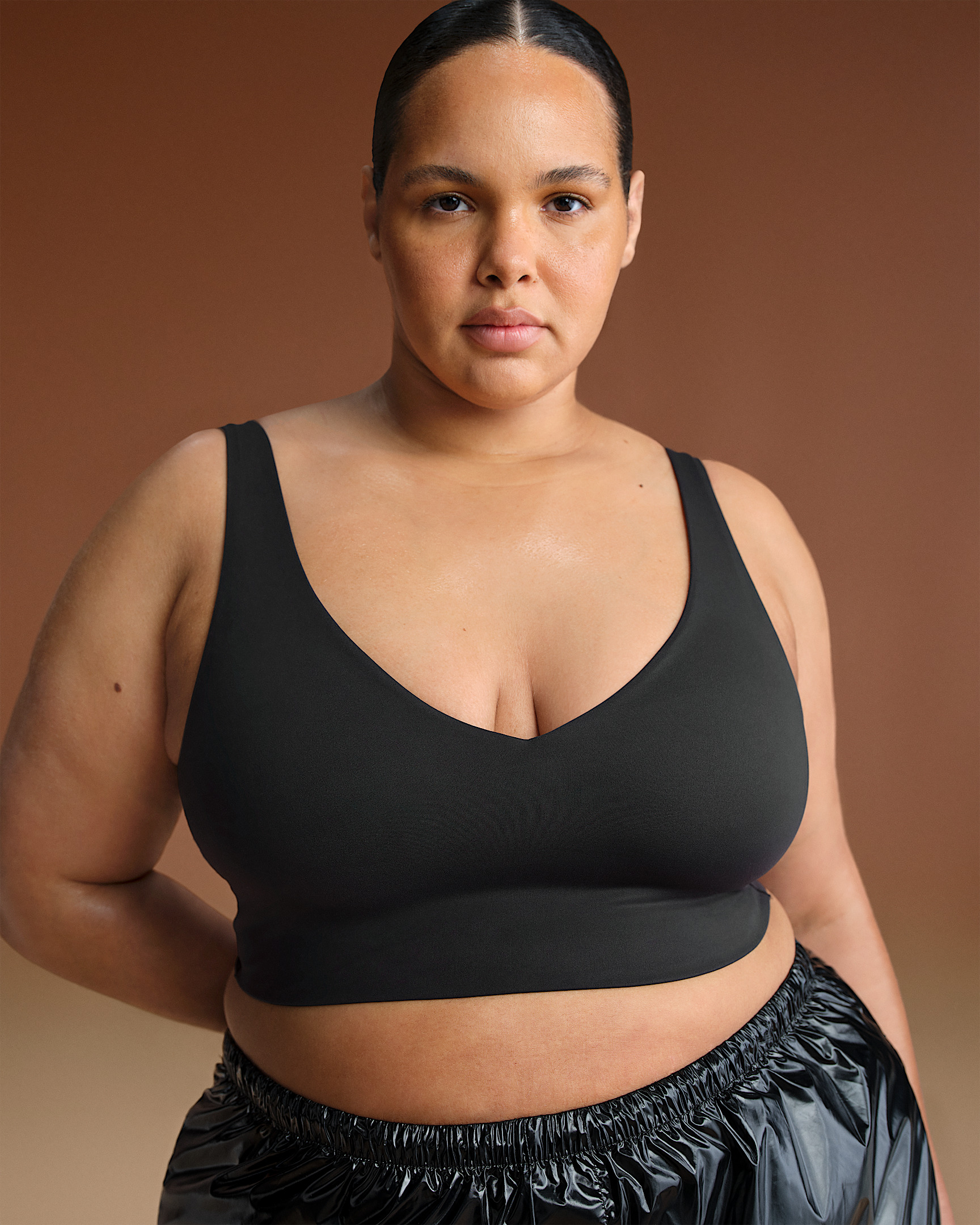NikeSKIMS Matte Women's V-Neck Long-Line Bra - 7