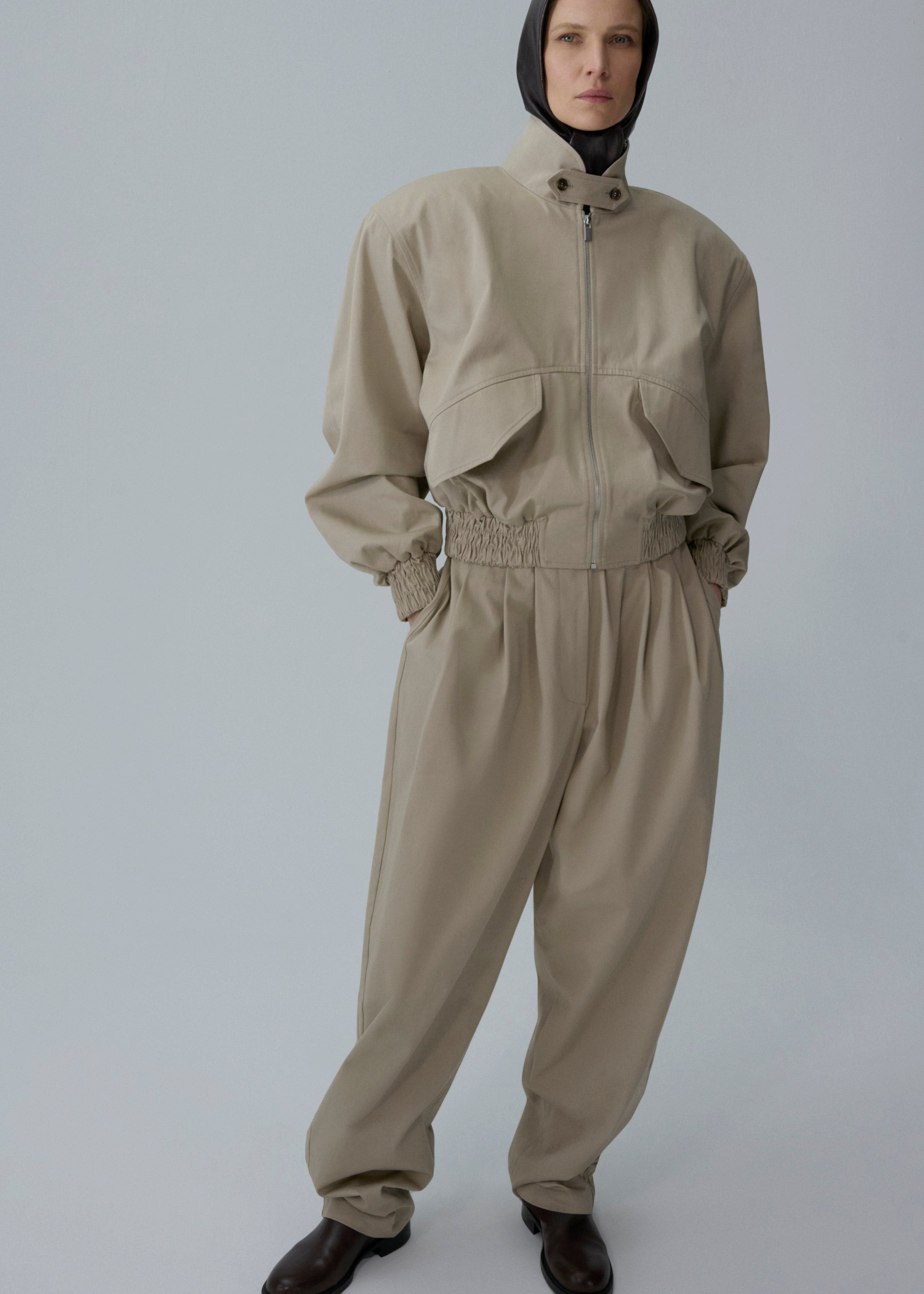 Pleated tapered trousers in beige - 3