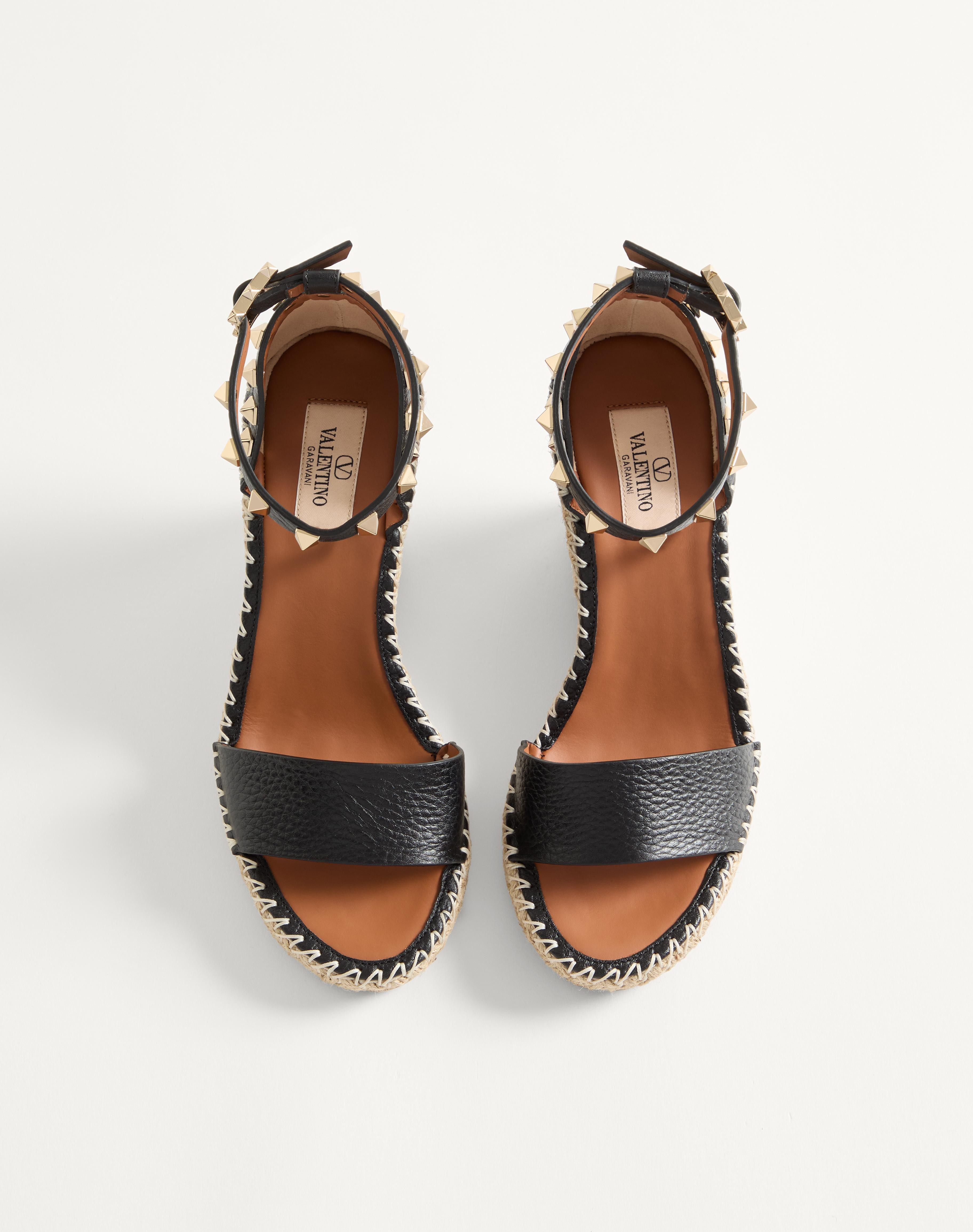 DOUBLE ROCKSTUD GRAINY CALFSKIN WEDGE SANDAL 105 MM - 4