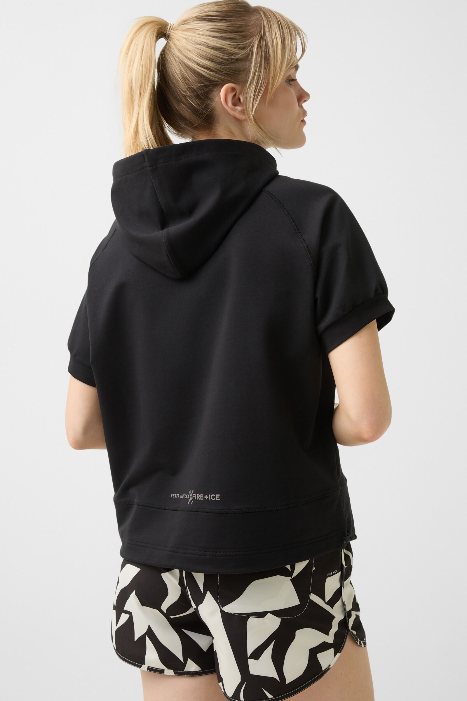 Sharon short-sleeved hoodie in Black - 2