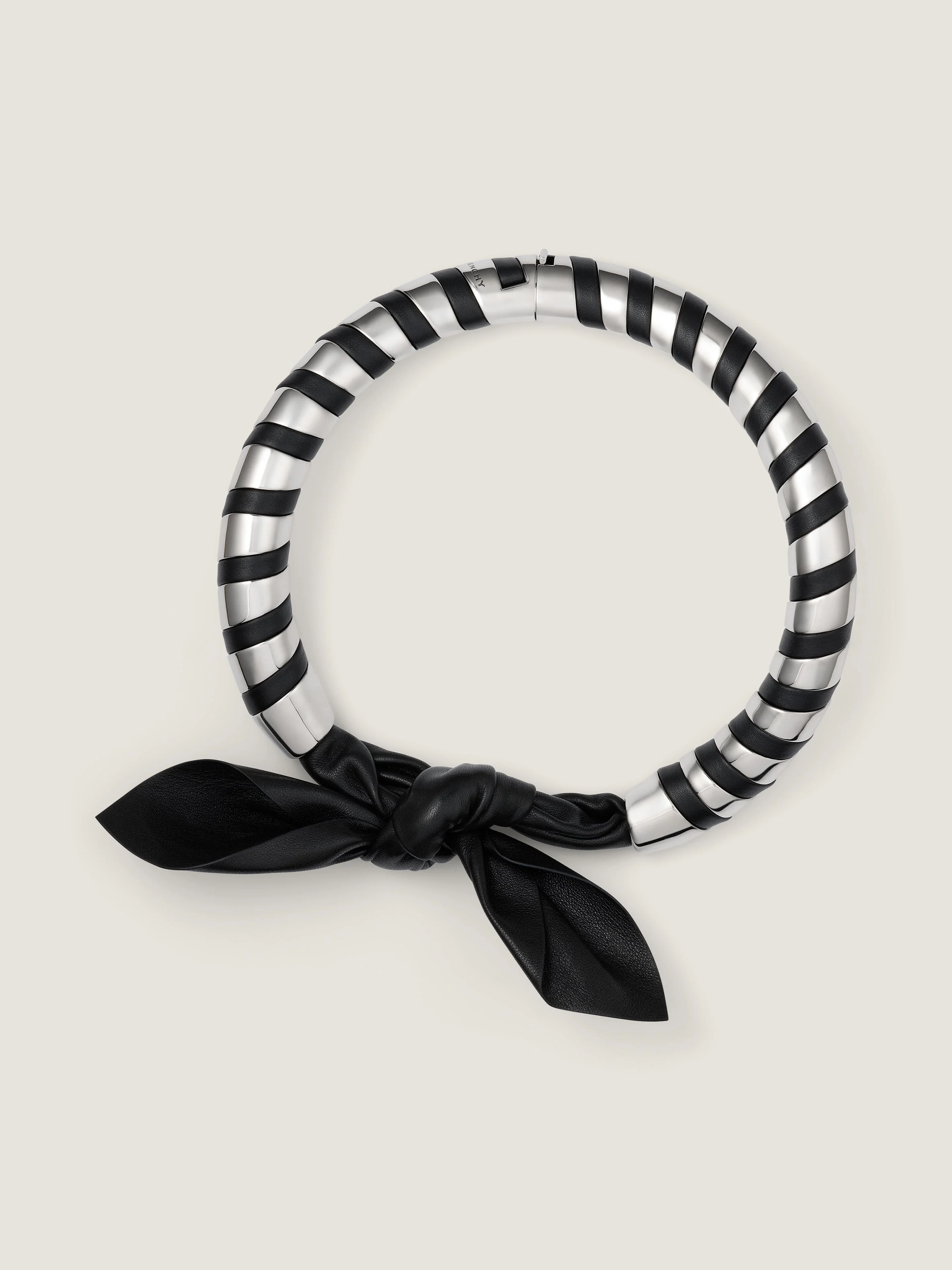 CHAIN BOW TORQUE NECKLACE IN METAL AND LEATHER - 1