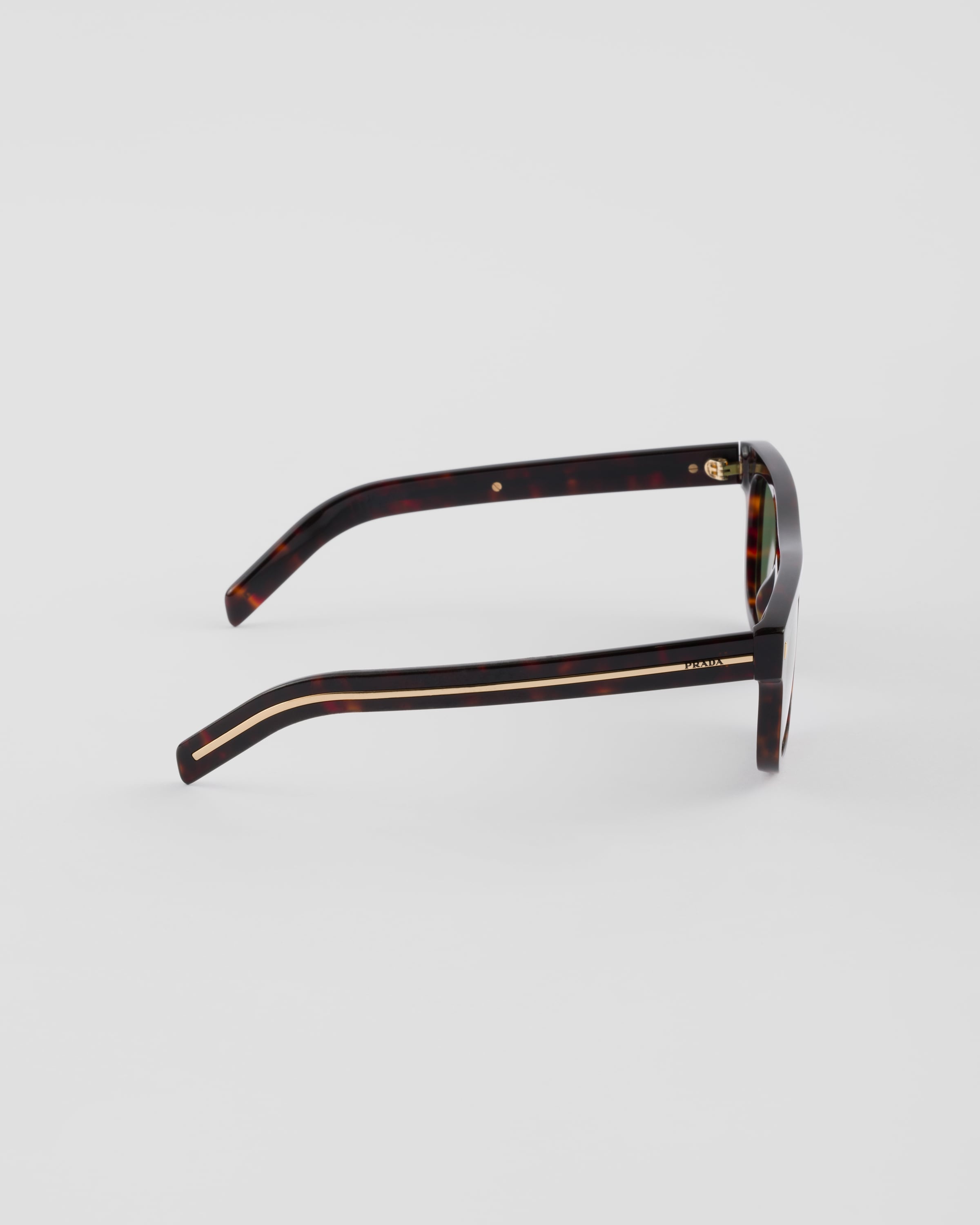 Sunglasses with the iconic metal plaque - 4