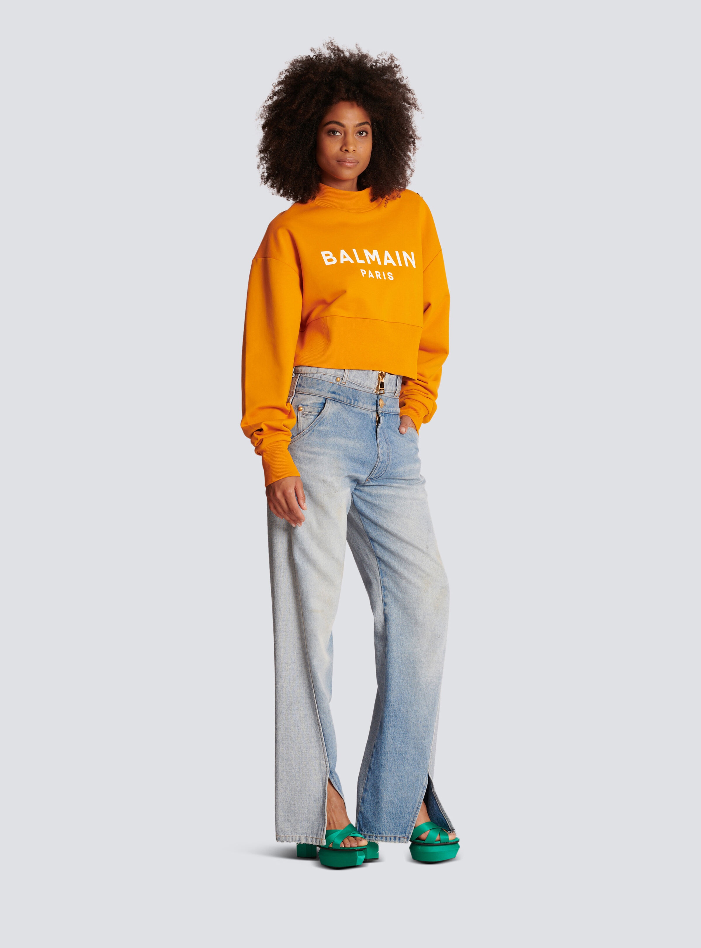 Eco-responsible cotton cropped sweatshirt with Balmain logo print - 3