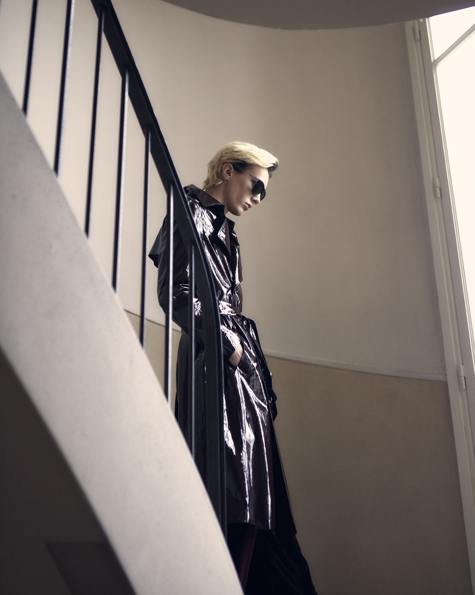 lacquered-effect trench coat - 2