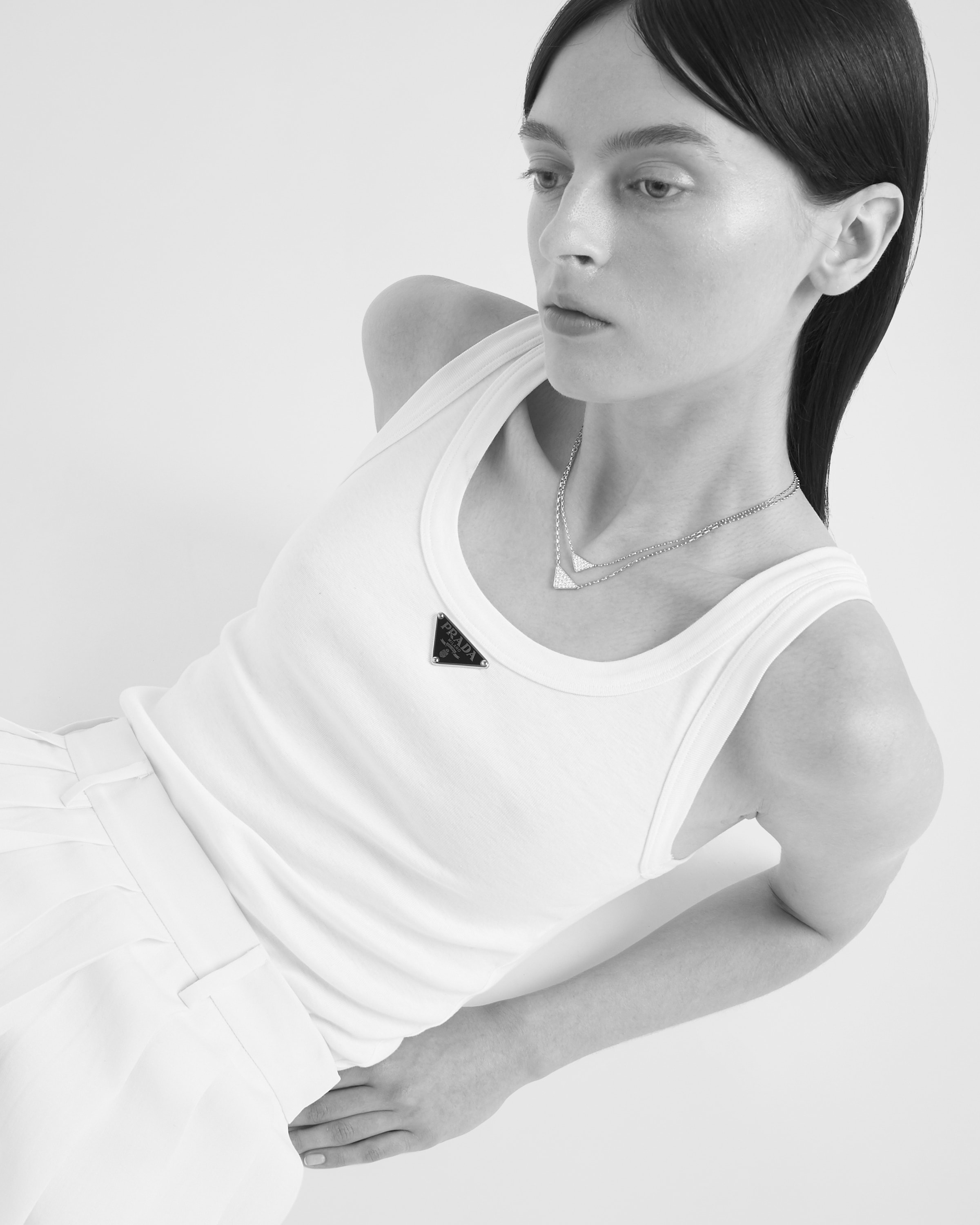 Eternal Gold mini triangle pendant necklace in white gold and diamonds - 6