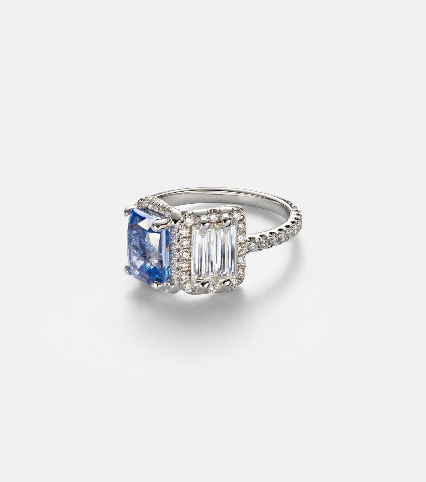 18kt white gold ring with sapphire and diamonds - 1