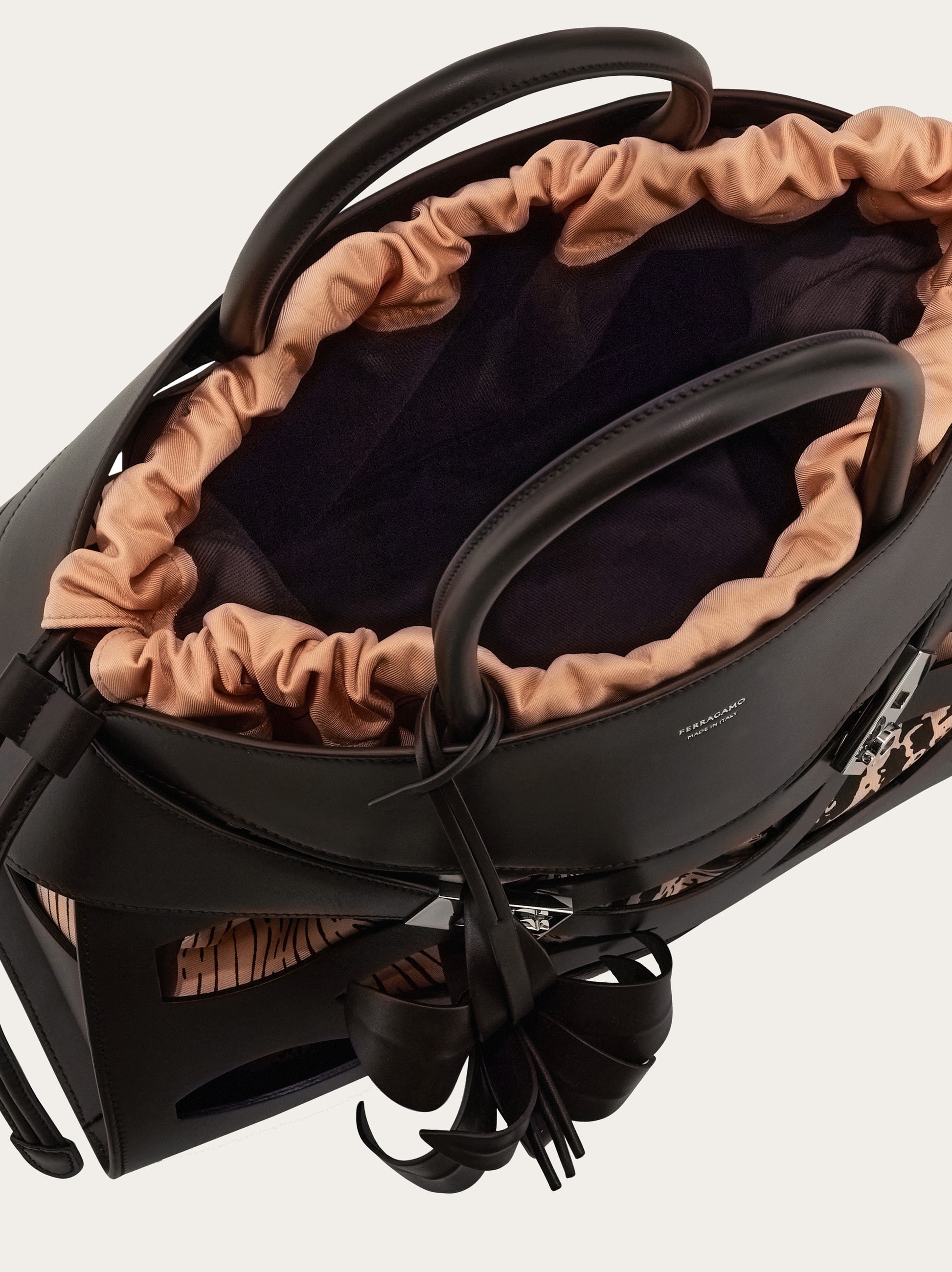Back to Earth - Hug handbag (L) - 5