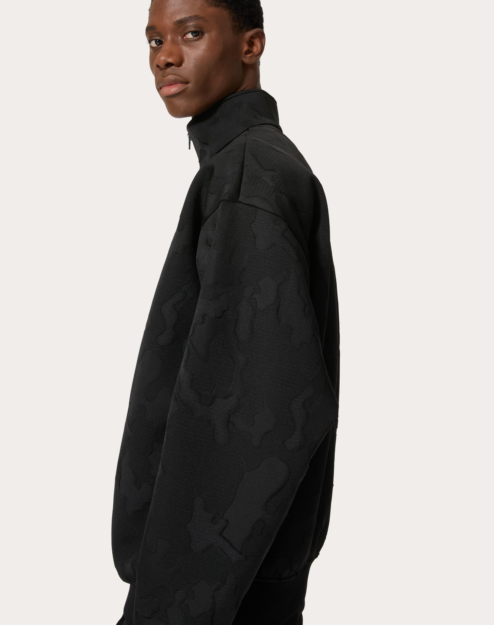 ACETATE ZIP-UP TURTLENECK SWEATSHIRT IN ALL-OVER CAMOUNOIR PATTERN - 5