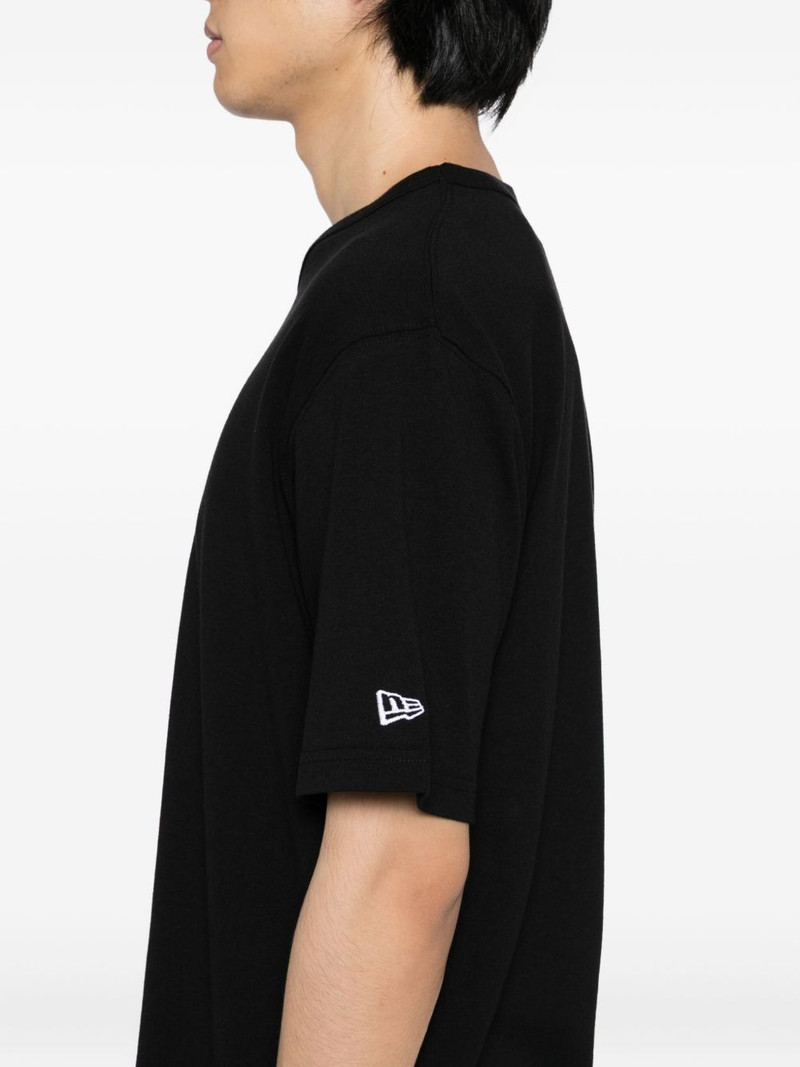 x New Era logo-print T-shirt 5