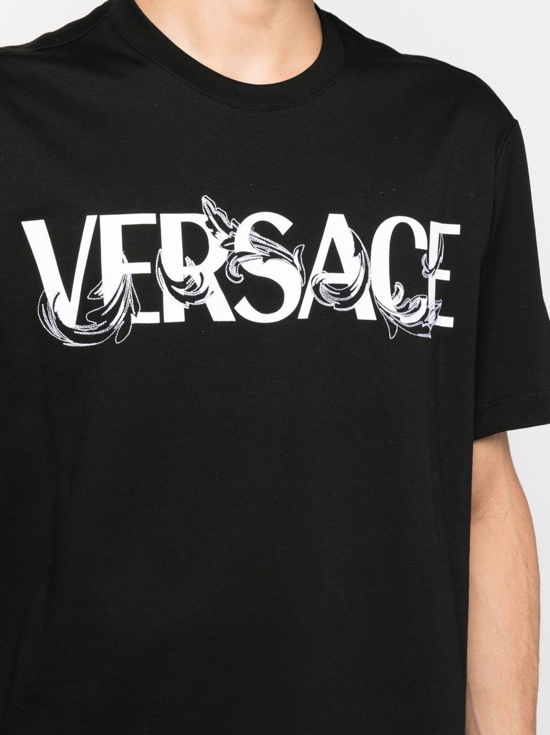 【送料&関税込】Versace Silhouette Baroque Logo T-shirt VERSACE black Baroque Silhouette logo print cotton T-shirt